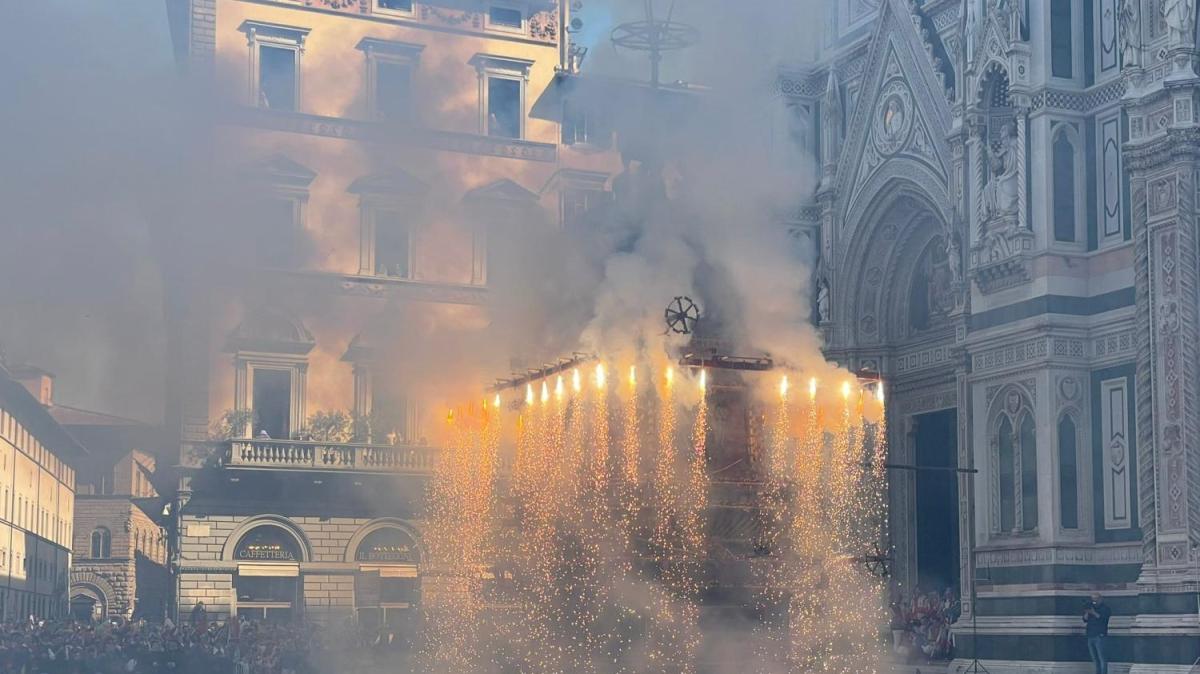 Scoppio del Carro, volo perfetto della Colombina! Le immagini da Piazza Duomo