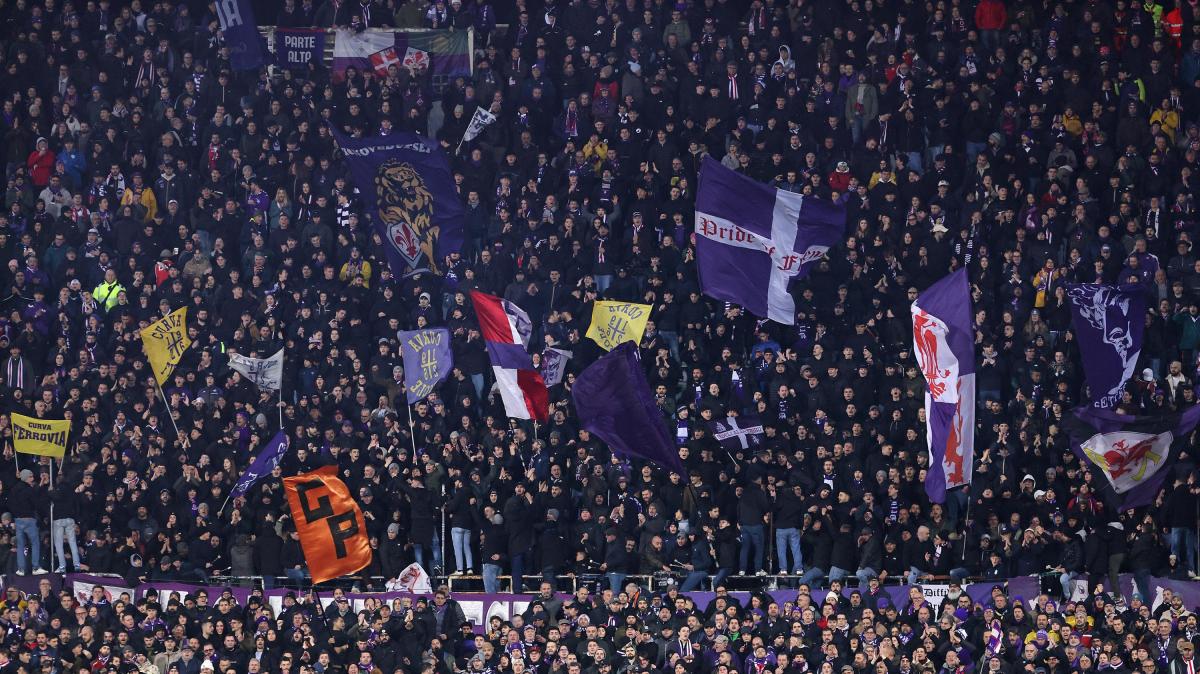 La Curva canta "Fuori le palle" ai giocatori dopo il 2-2 col Torino
