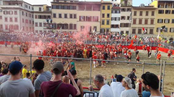 Calcio Storico, non c'è storia nella prima gara: i Rossi schiacciano gli Azzurri 16 e mezzo a 6