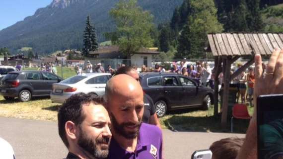 FOTO FV, Borja Valero agli autografi coi tifosi