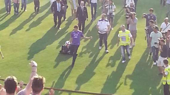 FOTO FV, Gomez calcia il suo primo pallone ai tifosi