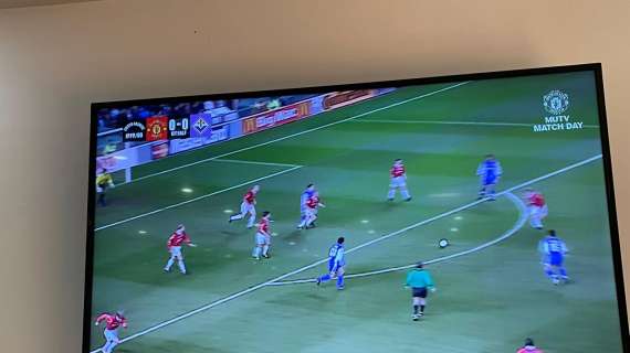 Nella media suite di Old Trafford scorrono le immagini di United-Fiorentina del 2000