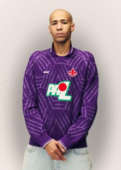 Il brand londinese Palace rivisita la maglia della Fiorentina 1992/93