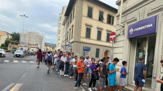 FOTO FV, Ancora lunga coda davanti al viola point