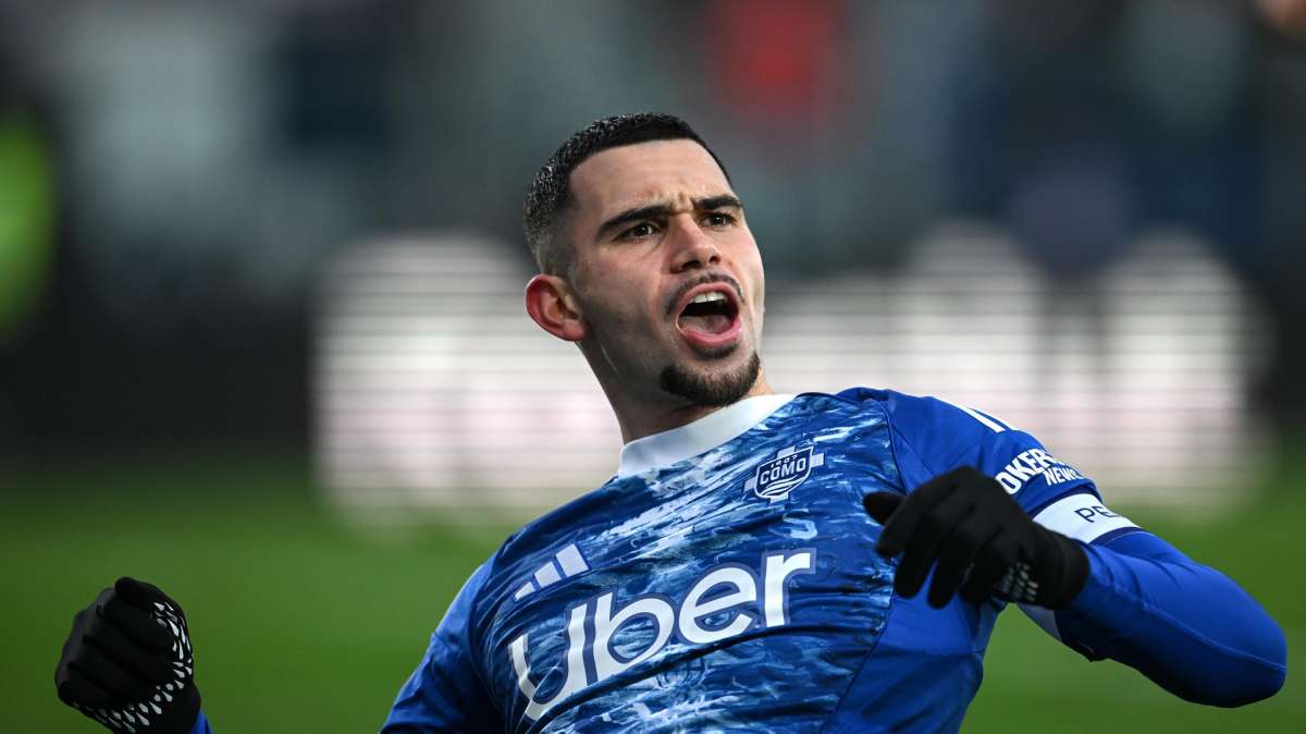 Il Como batte 2-1 il Cagliari ed è quarto con la Roma. Sardi sempre a +6 dai viola