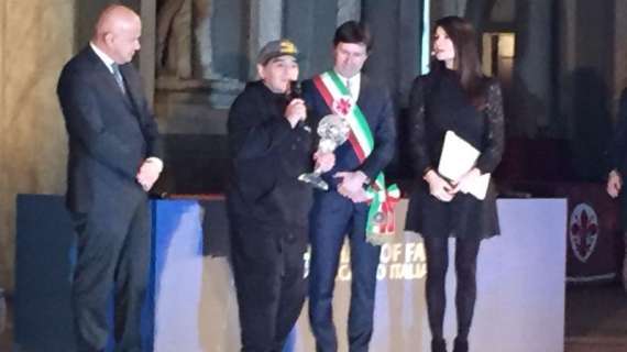 FOTO FV, Hall of Fame: Nardella premia Maradona
