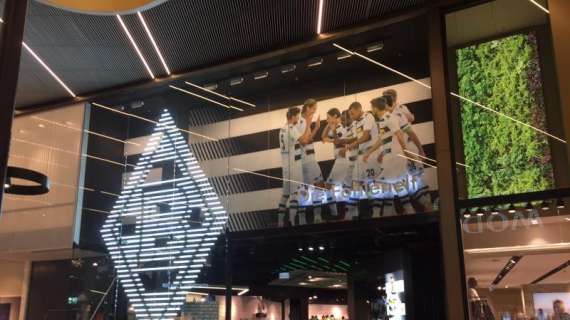 FOTO FV, Nello store del Borussia sciarpe e gadget