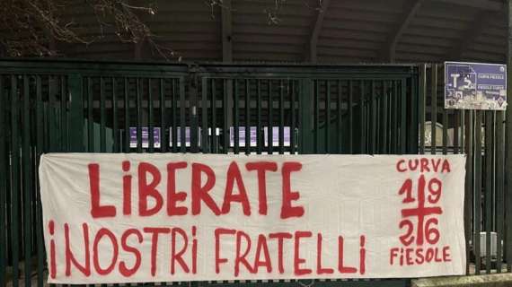 FOTO, Striscione al Franchi: "Liberate i nostri fratelli"