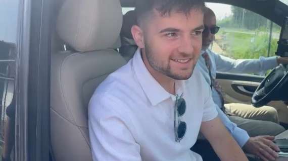 Baturina è atterrato a Milano per iniziare la sua avventura col Como: "Sono felice, non vedo l'ora di iniziare a giocare"