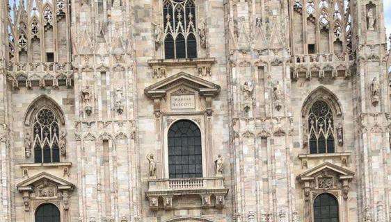FOTO, Olivera al Duomo di Milano con la madre