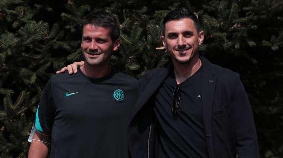 FOTO, Burdisso posa con Chivu, ex compagno all'Inter