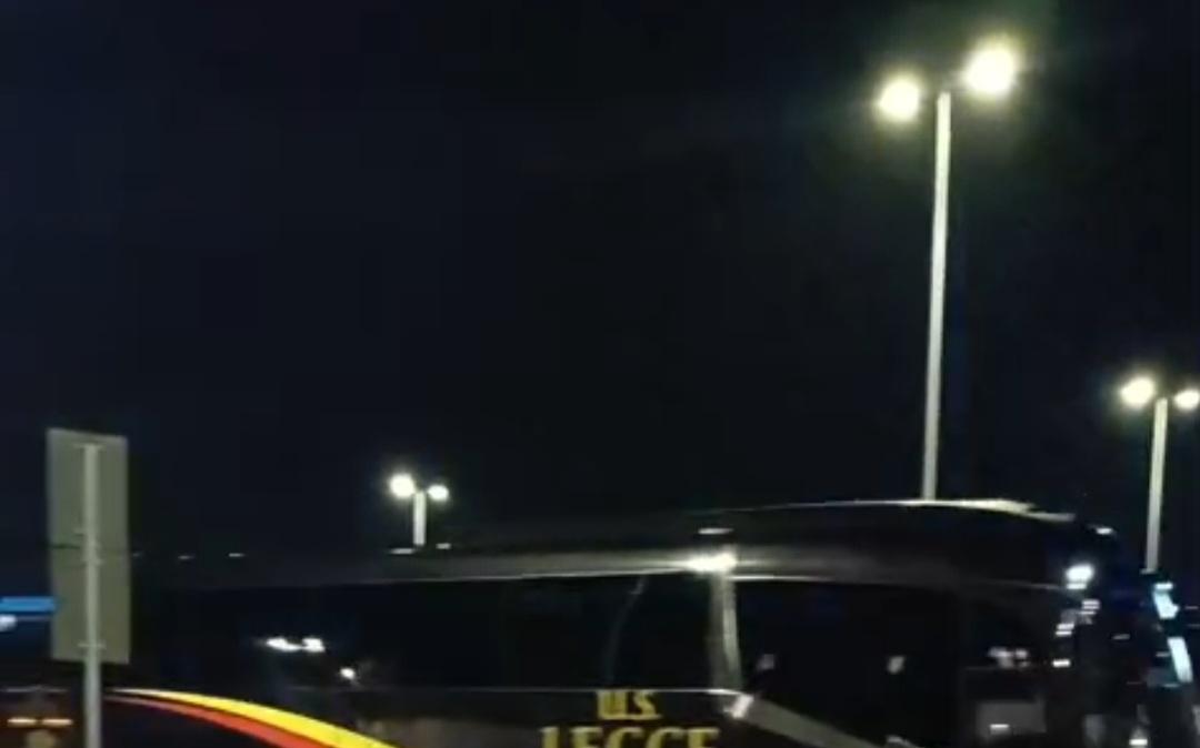 Il Lecce è arrivato a Firenze: le immagini del pullman giallorosso