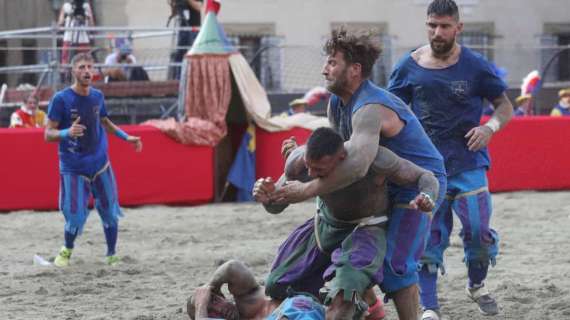 CALCIO STORICO, Gli Azzurri in finale: 14-5 sui Verdi