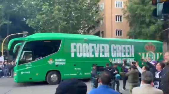 L'arrivo del Betis allo stadio Franchi: i fischi dei tifosi viola presenti, il video