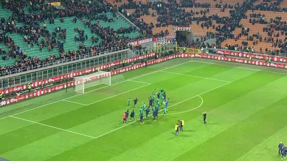 VIDEO FV, I viola festeggiano con i tifosi a S. Siro