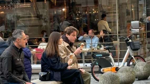 Un po' di relax per Edoardo Bove, gelato in centro in attesa di Fiorentina-Juventus: la foto