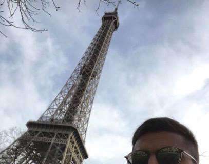 FOTO, E Maxi si fotografa ai piedi della Tour Eiffel