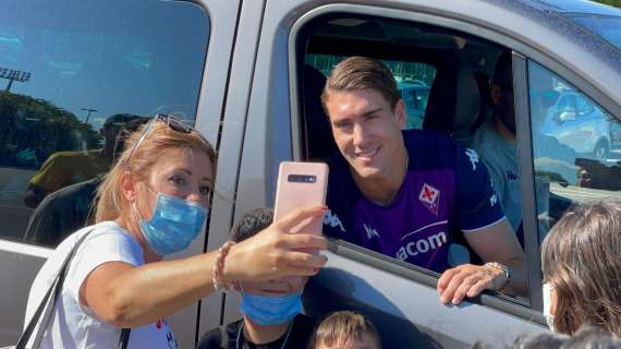 VIDEO FV, Vlahovic si ferma coi tifosi per i selfie