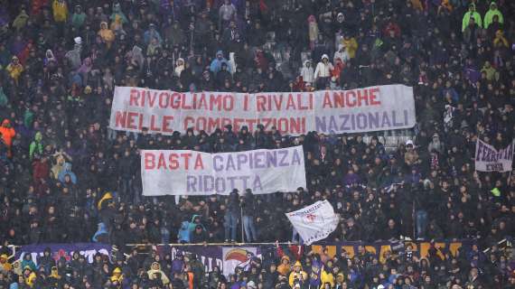 Lo striscione del Franchi: "Basta capienza ridotta. Rivogliamo i rivali anche in A"