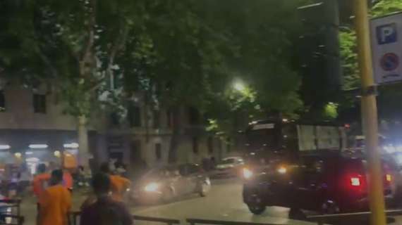 VIDEO FV, Tifosi salutano giocatori e bus della Juve