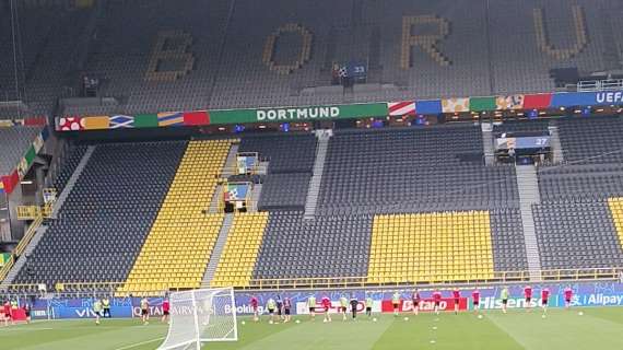 EURO 2024, A Dortmund tifosi Albania alzano il 'muro rosso'