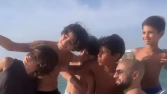 VIDEO, Selfie coi bimbi: che festa per Amrabat al mare