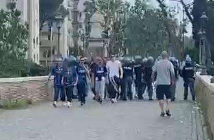 FOTO, Cordone polizia per il corteo tifosi Inter a P. Milvio