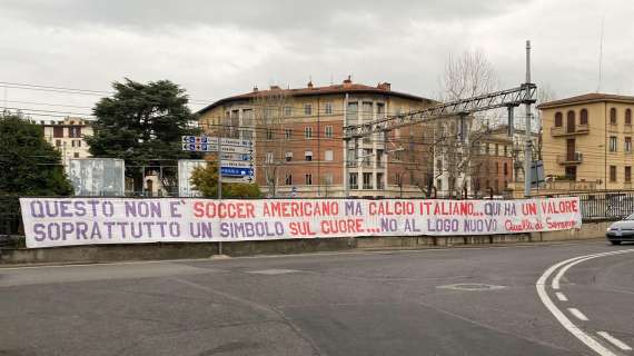 FOTO FV, Altro striscione: "No al logo nuovo"