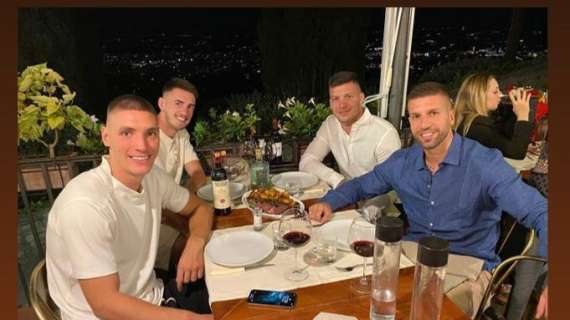 FOTO, Cena con i nuovi compagni serbi per Jovic