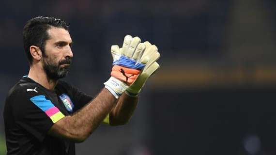 FOTO, Buffon con la sciarpa del Borussia M'Gladbach