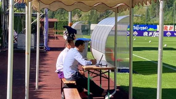 FOTO FV, A bordocampo Burdisso studia con lo staff