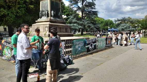 Tifosi del Betis in Piazza Indipendenza: gioia e serenità prima di avviarsi al Franchi