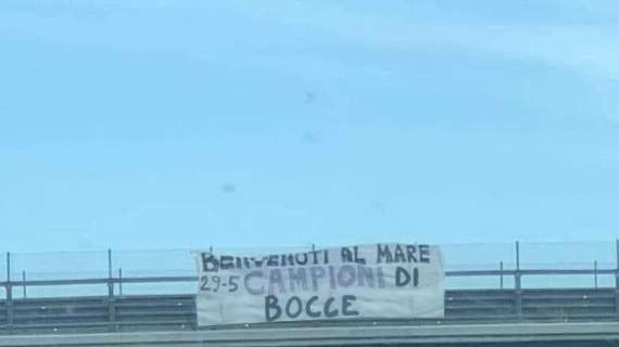 FOTO, Striscioni sulla Fi-Pi-Li: "Campioni di bocce"