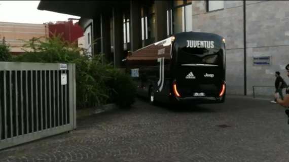 VIDEO FV, La Juve arriva in hotel tra tifosi e non...