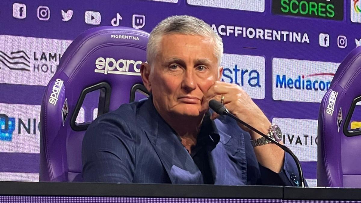 Gli striscioni, la fanzine e la faccia sul maiale: le contestazioni dei tifosi a Pradè