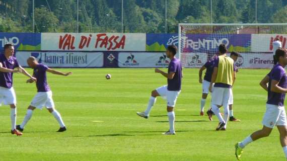 FOTO FV, I viola (in bianco) sul terreno di gioco