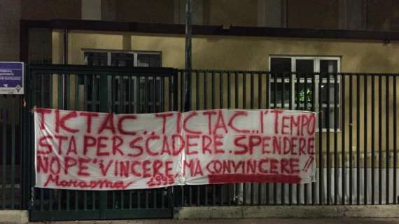 FOTO FV, Striscione: "Bisogna spendere per..."