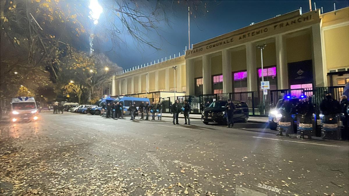 Clima surreale fuori dal Franchi: grande silenzio e polizia fuori dalla tribuna, le immagini