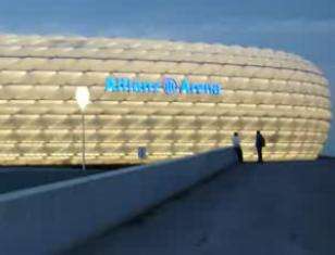 ALLIANZ ARENA, Quel  "gommone" oltre le Alpi