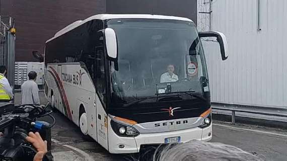 FOTO FV, IL RIENTRO A PERETOLA. SGUARDI BASSI, POCHI TIFOSI E QUALCHE TIMIDO APPLAUSO