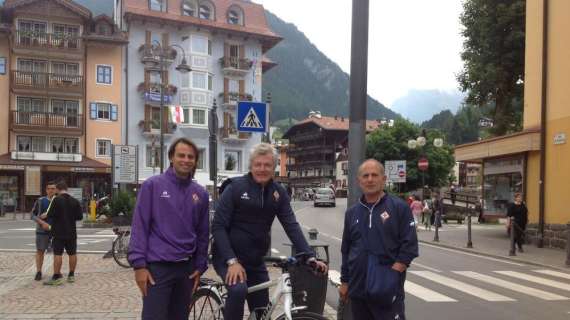 FOTO FV, Antognoni in bicicletta posa con un tifoso