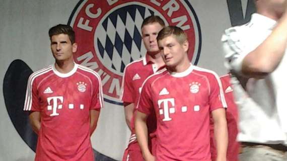 BAYERN, Presentazione in piazza a Riva del Garda: foto e video di Gomez che...