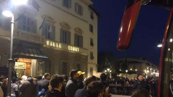 FOTO FV, Tifosi romanisti accolgono la squadra