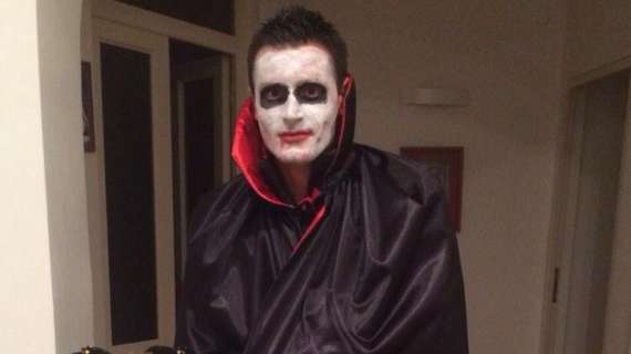 FOTO, E Pasqual si veste da Dracula per Halloween