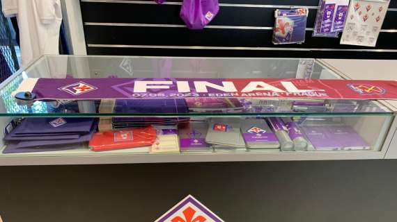 FOTO FV, E negli store viola spunta la sciarpa per il 7/6