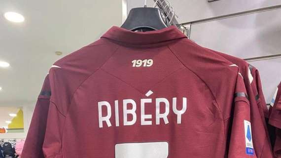 FOTO, A Salerno già in vendita la maglia di Ribery