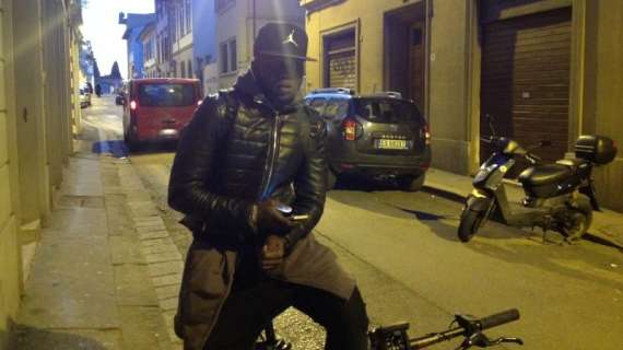 FOTO FV, Diallo a Firenze con la bici di Baba