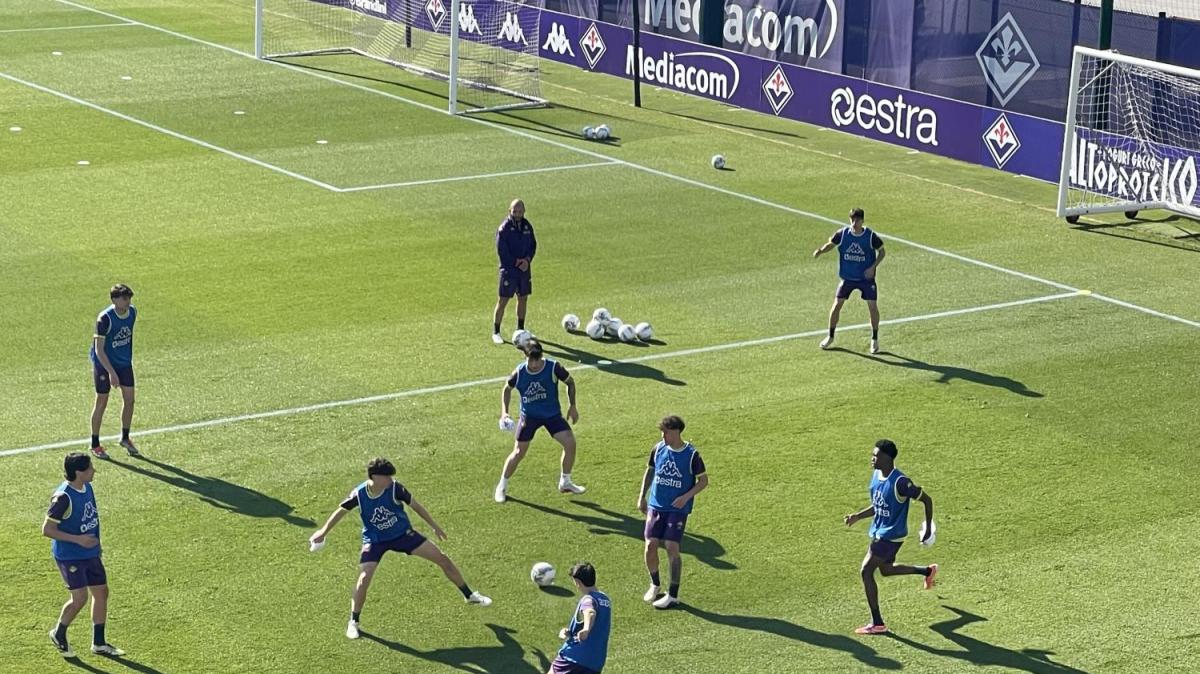 Fiorentina, un gruppo di giovani si riscalda a parte in attesa della partitella