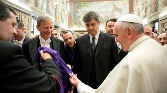 FOTO, Papa Francesco riceve la maglia di Gonzalo