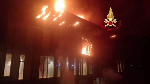 Incendio al Viola Park. Fiamme al centro sportivo, a fuoco il padiglione giovani